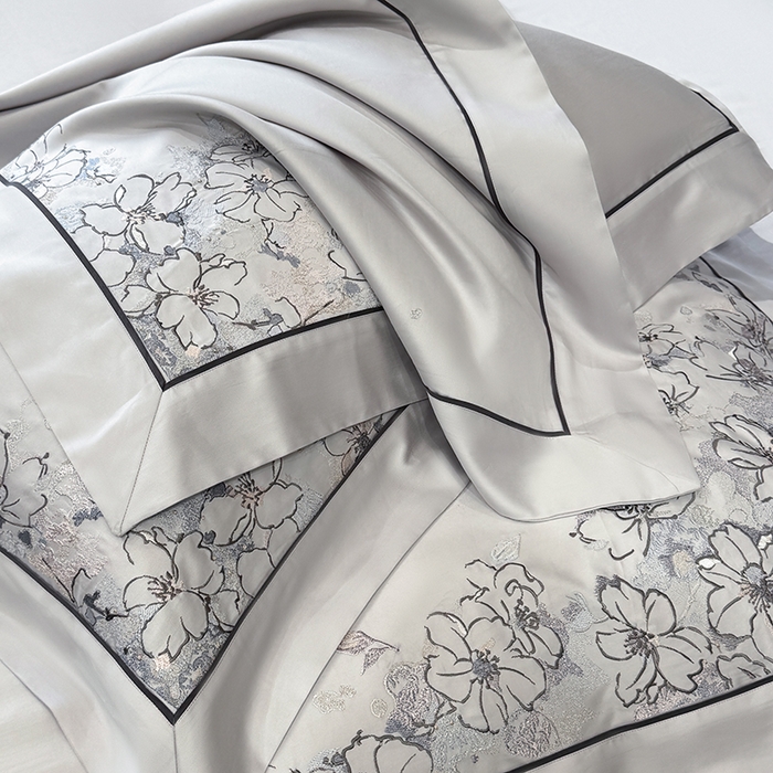 91家纺网 家纺一手货源 找家纺 张公子婚庆馆 2025新款140支新疆长绒棉纯棉居家绣花拼角工艺系列四件套—秘境 秘境-云雾灰