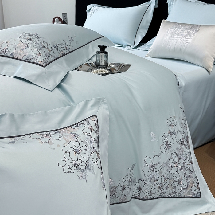 91家纺网 家纺一手货源 找家纺 张公子婚庆馆 2025新款140支新疆长绒棉纯棉居家绣花拼角工艺系列四件套—秘境 秘境-天空蓝