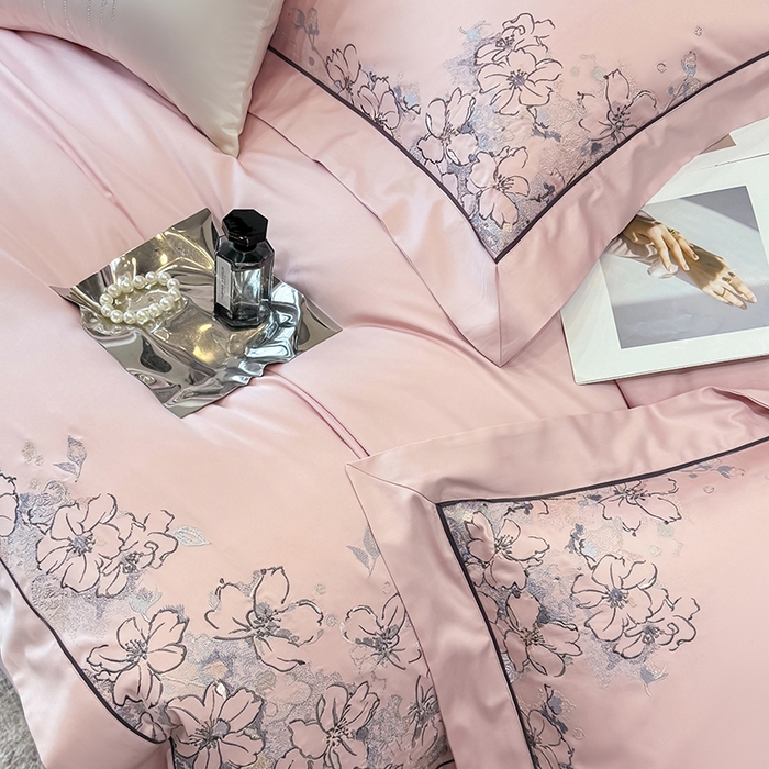 91家纺网 家纺一手货源 找家纺 张公子婚庆馆 2025新款140支新疆长绒棉纯棉居家绣花拼角工艺系列四件套—秘境 秘境-粉豆沙