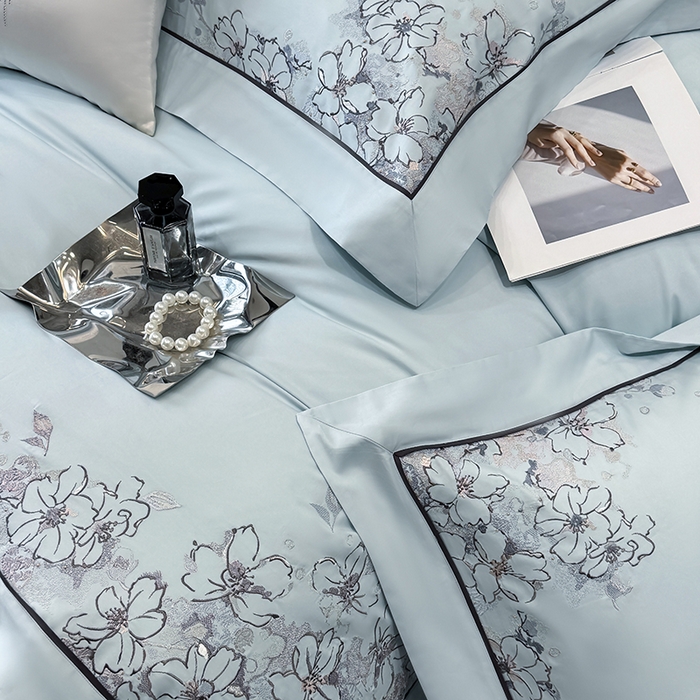 91家纺网 家纺一手货源 找家纺 张公子婚庆馆 2025新款140支新疆长绒棉纯棉居家绣花拼角工艺系列四件套—秘境 秘境-天空蓝