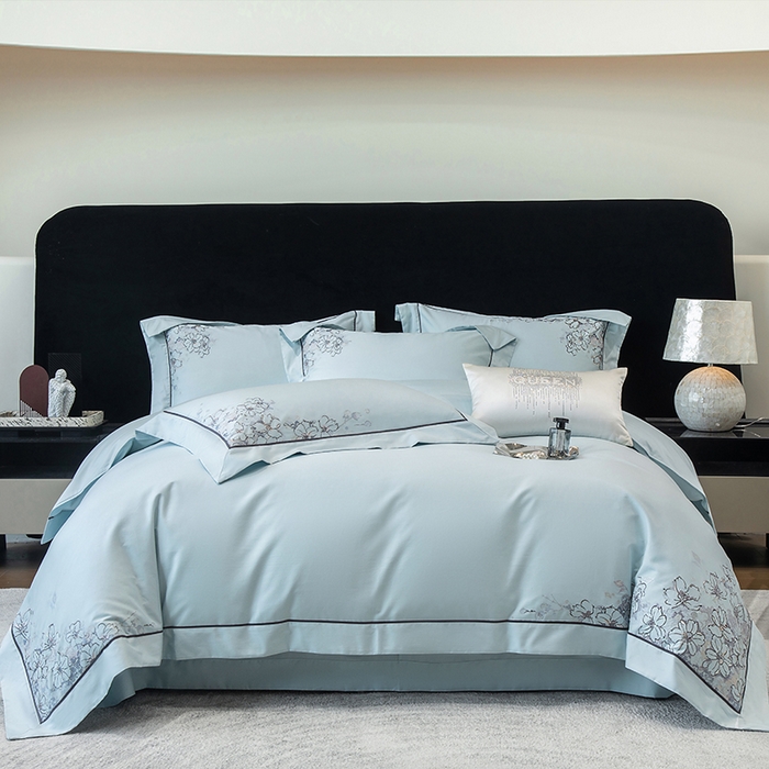 91家纺网 家纺一手货源 找家纺 张公子婚庆馆 2025新款140支新疆长绒棉纯棉居家绣花拼角工艺系列四件套—秘境 秘境-天空蓝