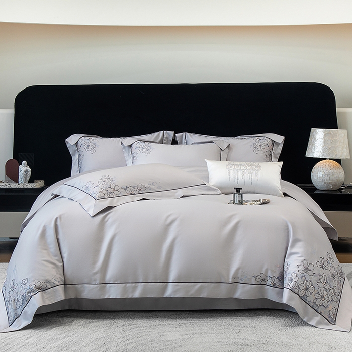 91家纺网 家纺一手货源 找家纺 张公子婚庆馆 2025新款140支新疆长绒棉纯棉居家绣花拼角工艺系列四件套—秘境 秘境-云雾灰