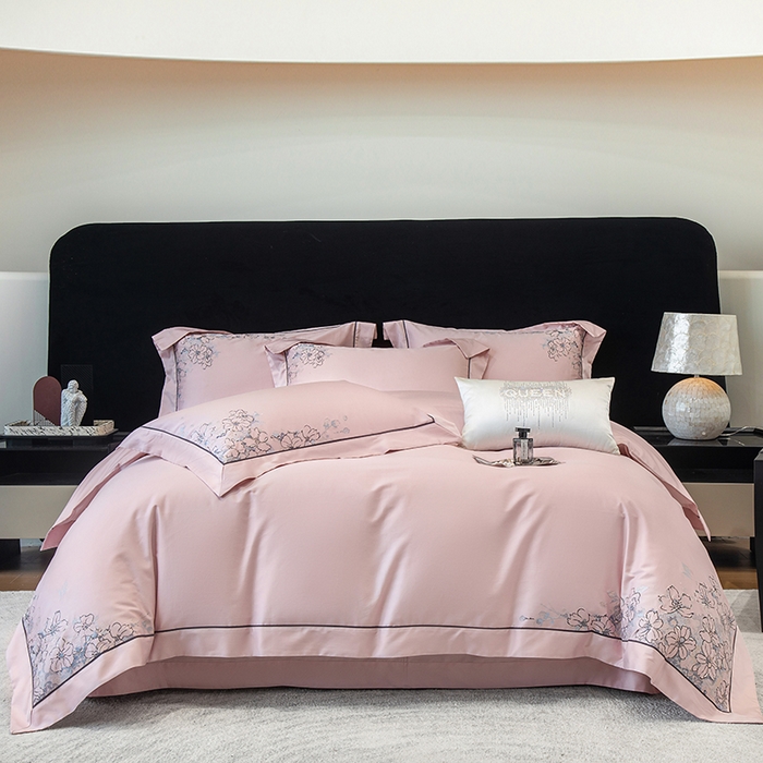 91家纺网 家纺一手货源 找家纺 张公子婚庆馆 2025新款140支新疆长绒棉纯棉居家绣花拼角工艺系列四件套—秘境 秘境-粉豆沙