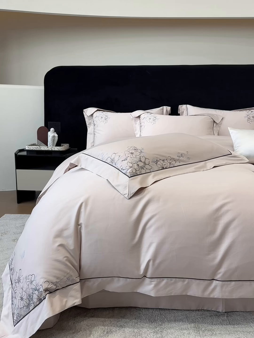 91家纺网 家纺一手货源 找家纺 （总）张公子婚庆馆 2025新款140支新疆长绒棉纯棉居家绣花拼角工艺系列四件套—秘境