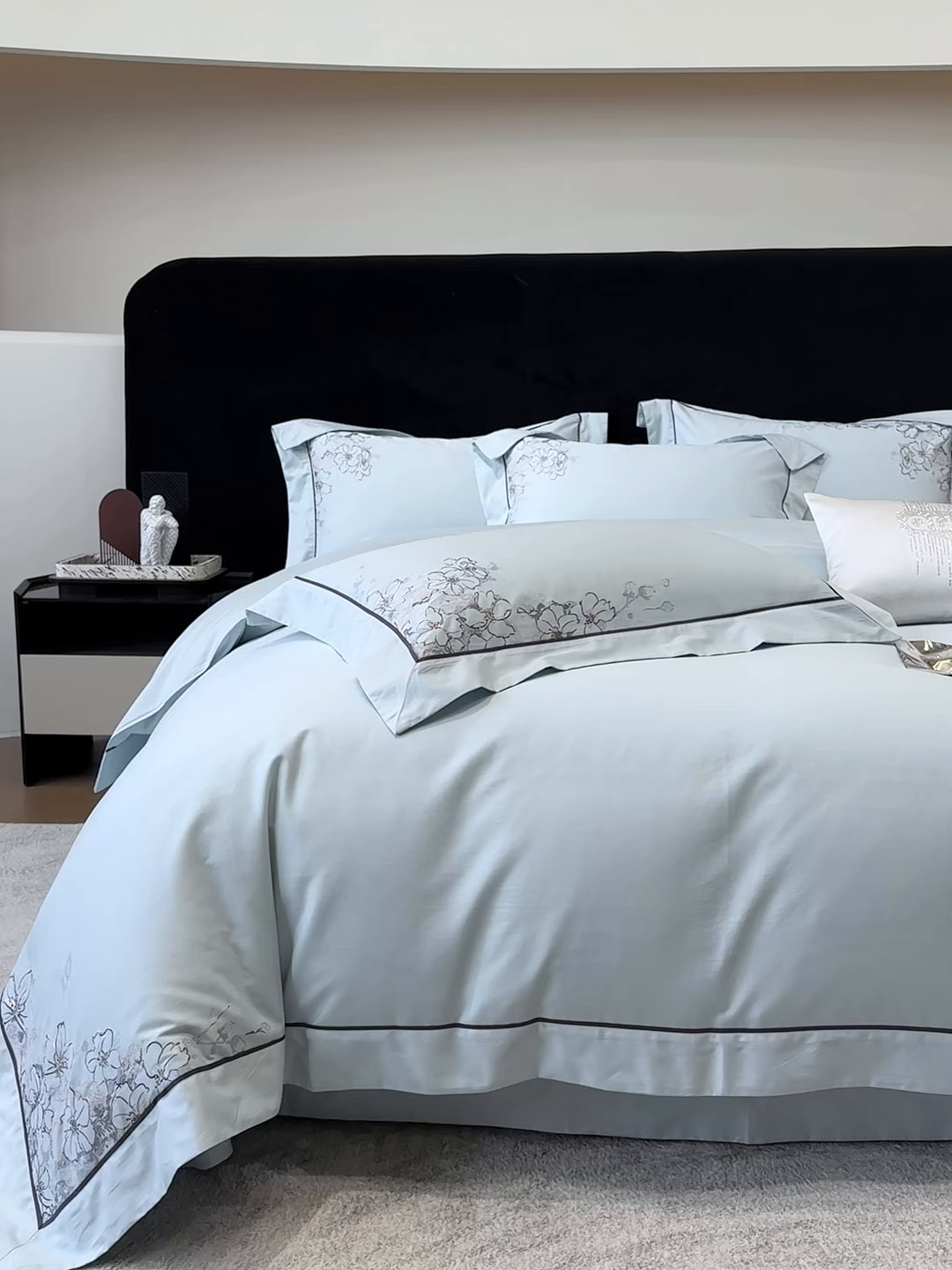 91家纺网 家纺一手货源 找家纺 张公子婚庆馆 2025新款140支新疆长绒棉纯棉居家绣花拼角工艺系列四件套—秘境 秘境-天空蓝