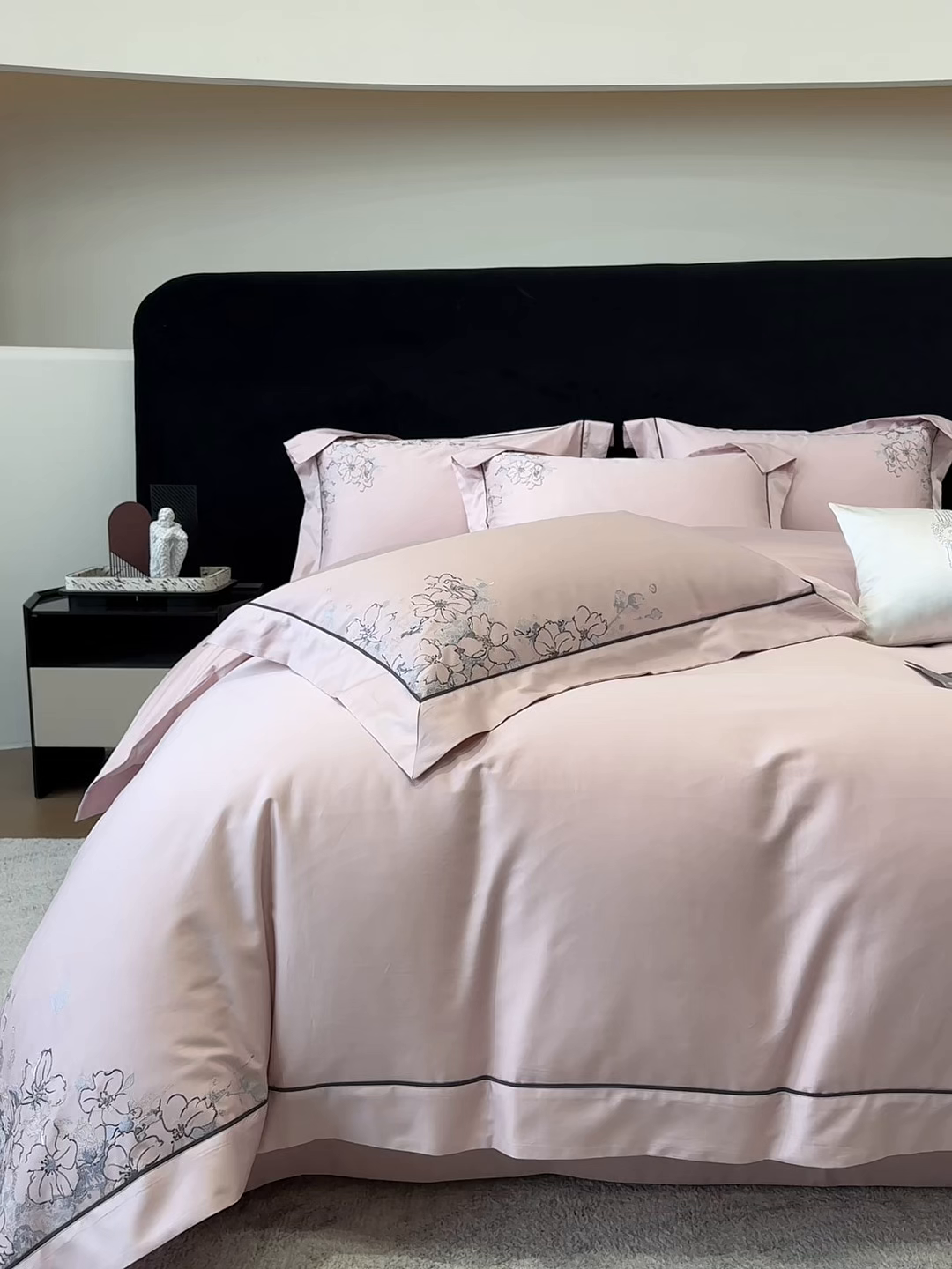 91家纺网 家纺一手货源 找家纺 张公子婚庆馆 2025新款140支新疆长绒棉纯棉居家绣花拼角工艺系列四件套—秘境 秘境-粉豆沙