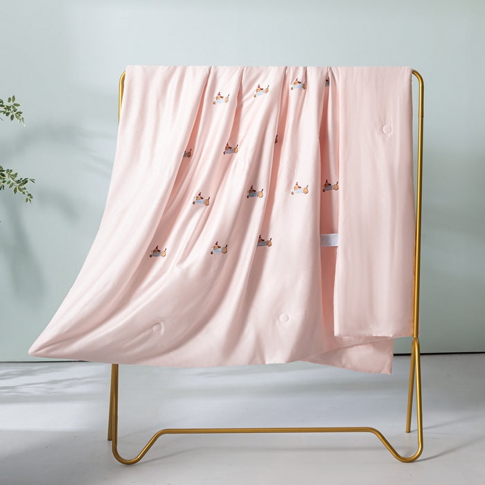 91家纺网 家纺一手货源 找家纺 梦镜家纺 2025新款A类水洗真丝夏被四件套-腊肠狗 腊肠狗粉色