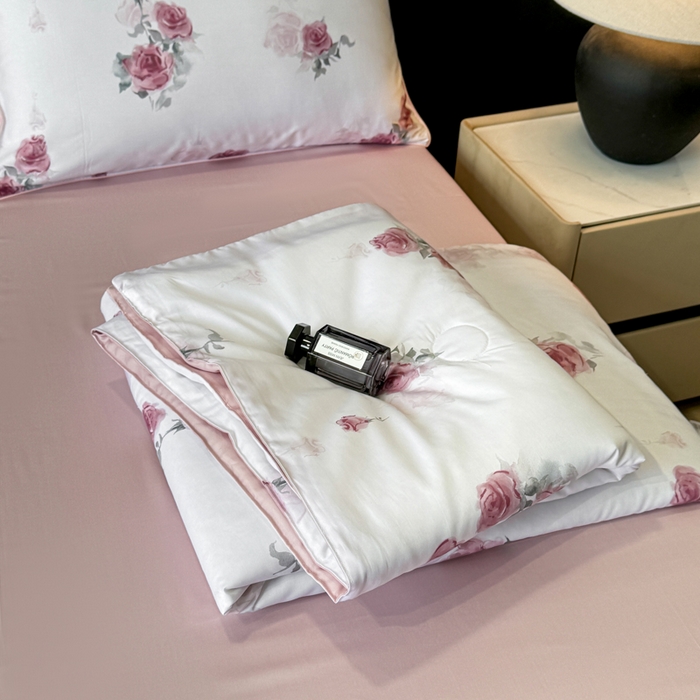 91家纺网 家纺一手货源 找家纺 芊寻家居 2025新款50支天丝数码麻绳款夏被四件套 玫瑰雅韵