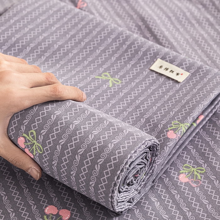 91家纺网 家纺一手货源 找家纺 芃成家纺 2025新款加厚老粗布床单 爱心樱桃