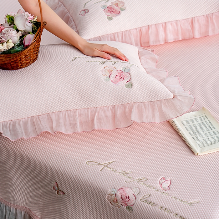 91家纺网 家纺一手货源 找家纺 禾时 2025新款高端A类母婴级加密加厚450g品牌凉感丝啵啵面料床盖三件套夹棉床单 樱花粉