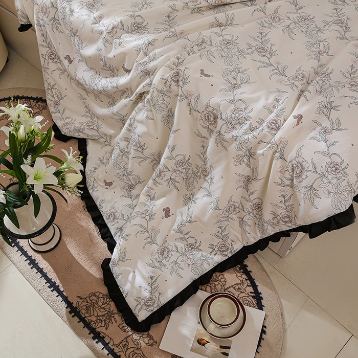91家纺网 家纺一手货源 找家纺 薇玛仕 2025新款韩版宽边水洗棉大豆夏被赫本风亲肤柔软夏季薄被子 赫本-花下兔