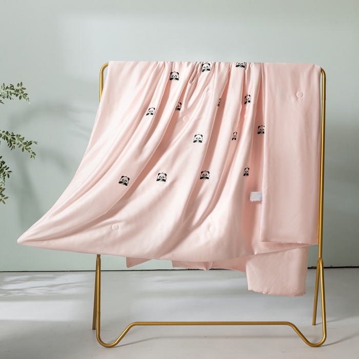 91家纺网 家纺一手货源 找家纺 梦镜家纺 2025新款A类水洗真丝夏被四件套-熊猫 熊猫粉色