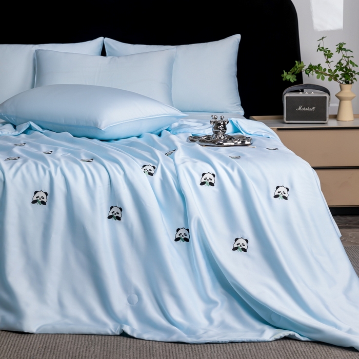 91家纺网 家纺一手货源 找家纺 梦镜家纺 2025新款A类水洗真丝夏被四件套-熊猫 熊猫水蓝