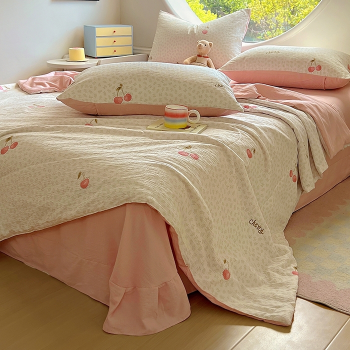 91家纺网 家纺一手货源 找家纺 金梦拉家纺 2025新款A类提花纱布双层纱夏被四件套 夏被-樱桃