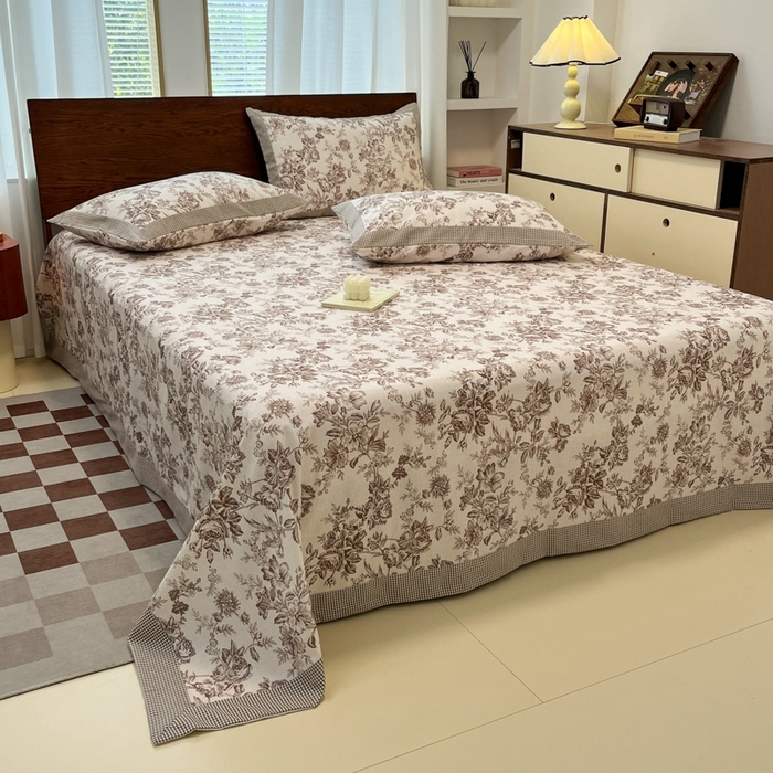 91家纺网 家纺一手货源 找家纺 宜代光年  2025新款全棉老粗布数码印花床单（拼角工艺） 花汀