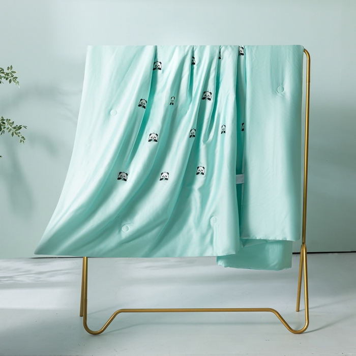 91家纺网 家纺一手货源 找家纺 梦镜家纺 2025新款A类水洗真丝夏被四件套-熊猫 熊猫水绿