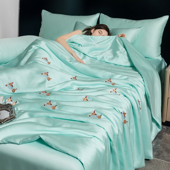 91家纺网 家纺一手货源 找家纺 梦镜家纺 2025新款A类水洗真丝夏被四件套-腊肠狗 腊肠狗水绿