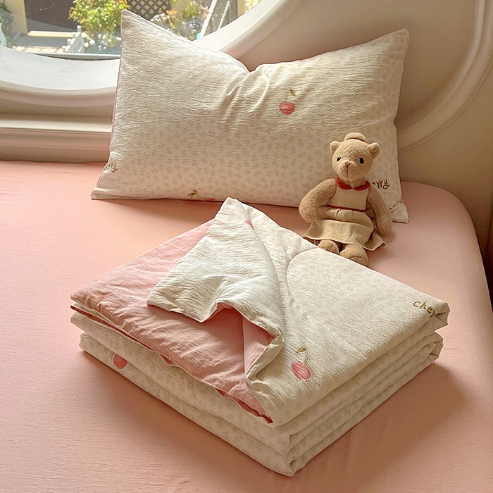 91家纺网 家纺一手货源 找家纺 金梦拉家纺 2025新款A类提花纱布双层纱夏被四件套 夏被-樱桃