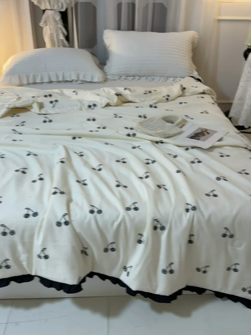 91家纺网 家纺一手货源 找家纺 薇玛仕 2025新款韩版宽边水洗棉大豆夏被赫本风亲肤柔软夏季薄被子 赫本-小樱桃