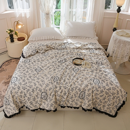 91家纺网 家纺一手货源 找家纺 薇玛仕 2025新款韩版宽边水洗棉大豆夏被赫本风亲肤柔软夏季薄被子 赫本-镜中花