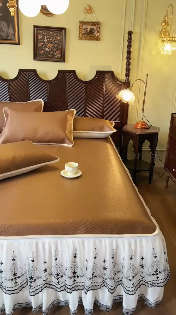 91家纺网 家纺一手货源 找家纺 网红馆（ck家纺） 2025新款可脱卸床裙款冰藤席-盛夏繁星 栗棕