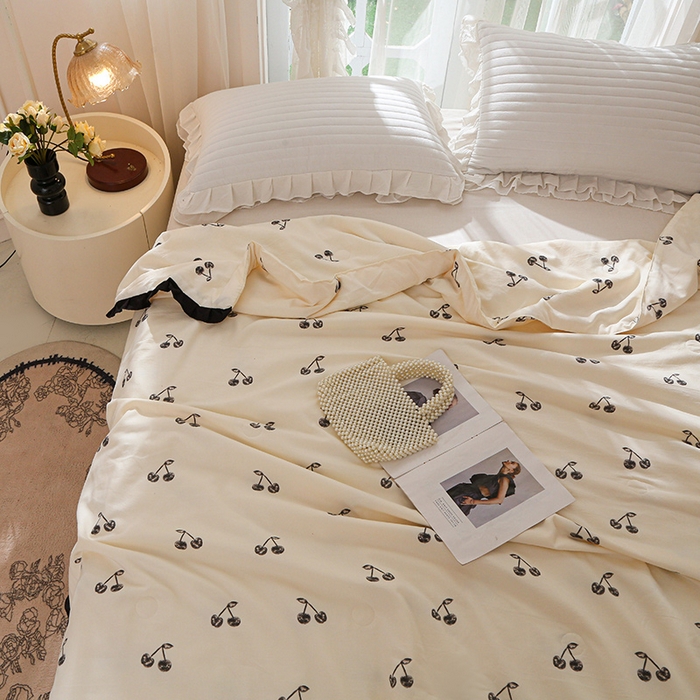 91家纺网 家纺一手货源 找家纺 薇玛仕 2025新款韩版宽边水洗棉大豆夏被赫本风亲肤柔软夏季薄被子 赫本-小樱桃