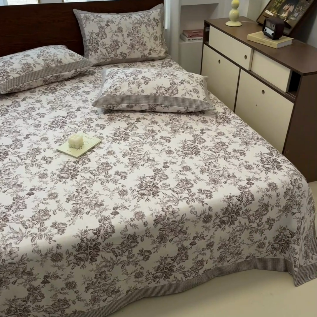91家纺网 家纺一手货源 找家纺 宜代光年  2025新款全棉老粗布数码印花床单（拼角工艺） 花汀