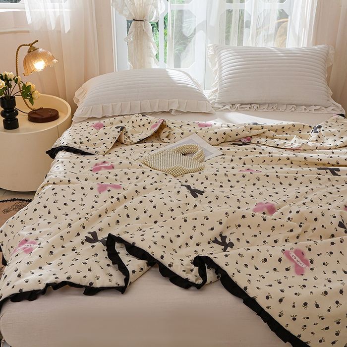 91家纺网 家纺一手货源 找家纺 薇玛仕 2025新款韩版宽边水洗棉大豆夏被赫本风亲肤柔软夏季薄被子 赫本-蝴蝶花