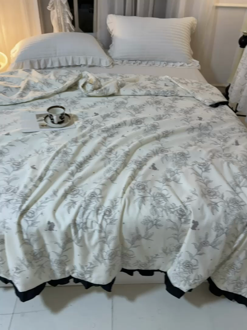 91家纺网 家纺一手货源 找家纺 薇玛仕 2025新款韩版宽边水洗棉大豆夏被赫本风亲肤柔软夏季薄被子 赫本-花下兔