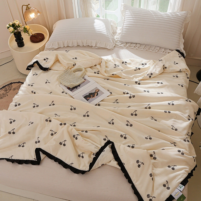 91家纺网 家纺一手货源 找家纺 薇玛仕 2025新款韩版宽边水洗棉大豆夏被赫本风亲肤柔软夏季薄被子 赫本-小樱桃