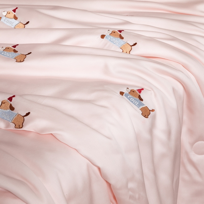 91家纺网 家纺一手货源 找家纺 梦镜家纺 2025新款A类水洗真丝夏被四件套-腊肠狗 腊肠狗粉色