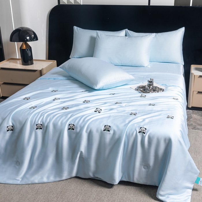 91家纺网 家纺一手货源 找家纺 梦镜家纺 2025新款A类水洗真丝夏被四件套-熊猫 熊猫水蓝