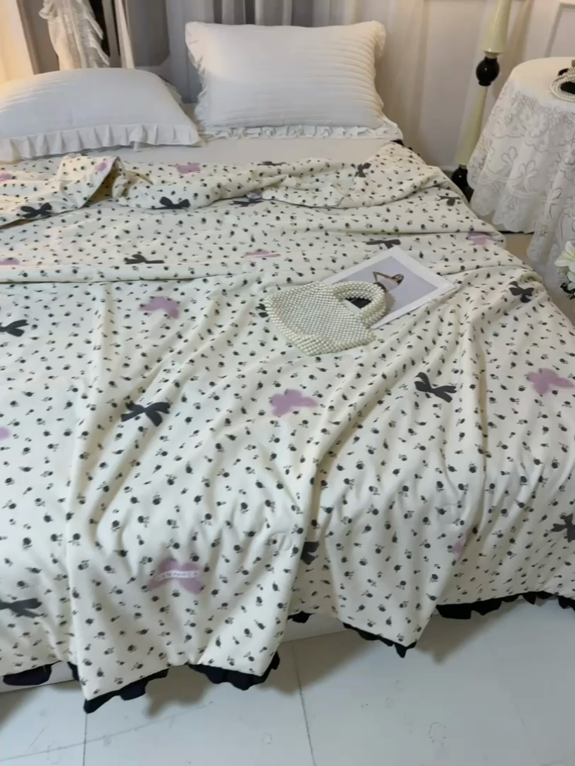 91家纺网 家纺一手货源 找家纺 薇玛仕 2025新款韩版宽边水洗棉大豆夏被赫本风亲肤柔软夏季薄被子 赫本-蝴蝶花