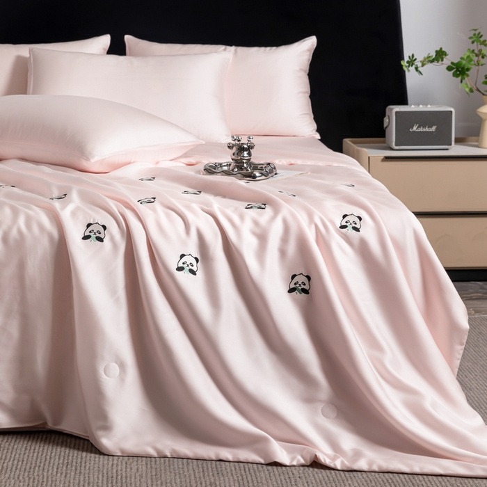 91家纺网 家纺一手货源 找家纺 梦镜家纺 2025新款A类水洗真丝夏被四件套-熊猫 熊猫粉色