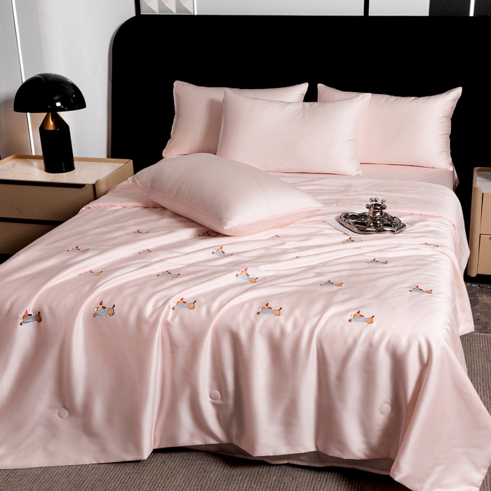 91家纺网 家纺一手货源 找家纺 梦镜家纺 2025新款A类水洗真丝夏被四件套-腊肠狗 腊肠狗粉色