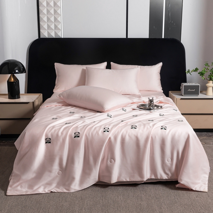 91家纺网 家纺一手货源 找家纺 梦镜家纺 2025新款A类水洗真丝夏被四件套-熊猫 熊猫粉色