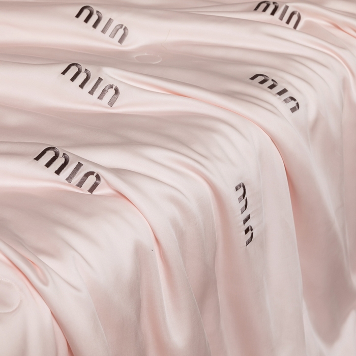 91家纺网 家纺一手货源 找家纺 梦镜家纺 2025新款A类水洗真丝夏被四件套-minmin minmin粉色