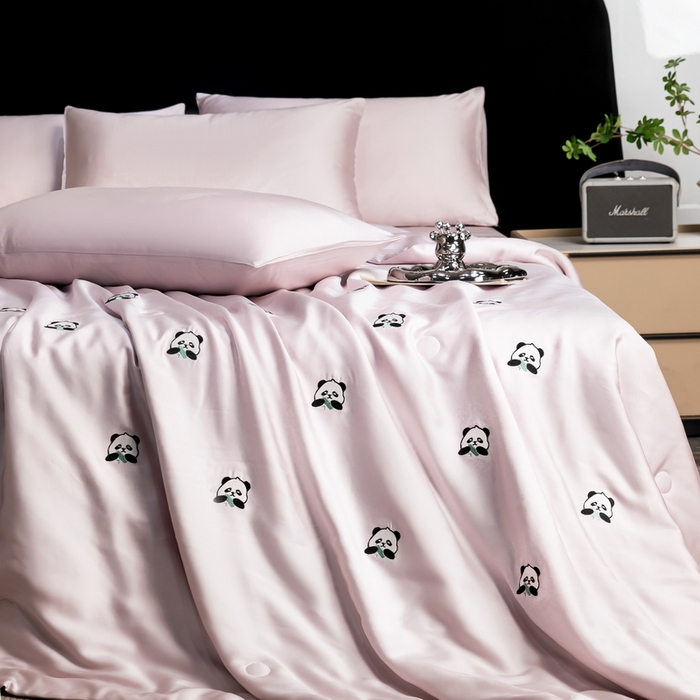 91家纺网 家纺一手货源 找家纺 梦镜家纺 2025新款A类水洗真丝夏被四件套-熊猫 熊猫紫色