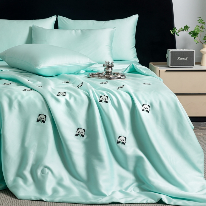 91家纺网 家纺一手货源 找家纺 梦镜家纺 2025新款A类水洗真丝夏被四件套-熊猫 熊猫水绿