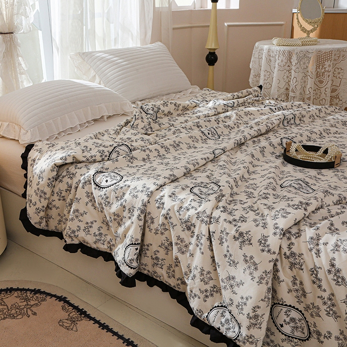 91家纺网 家纺一手货源 找家纺 薇玛仕 2025新款韩版宽边水洗棉大豆夏被赫本风亲肤柔软夏季薄被子 赫本-镜中花