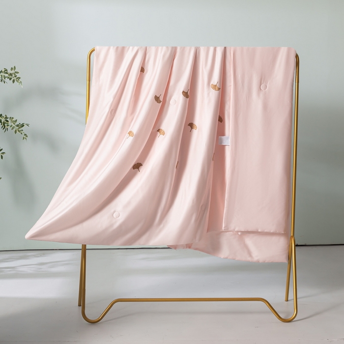 91家纺网 家纺一手货源 找家纺 梦镜家纺 2025新款A类水洗真丝夏被四件套-银树叶 银树叶粉色