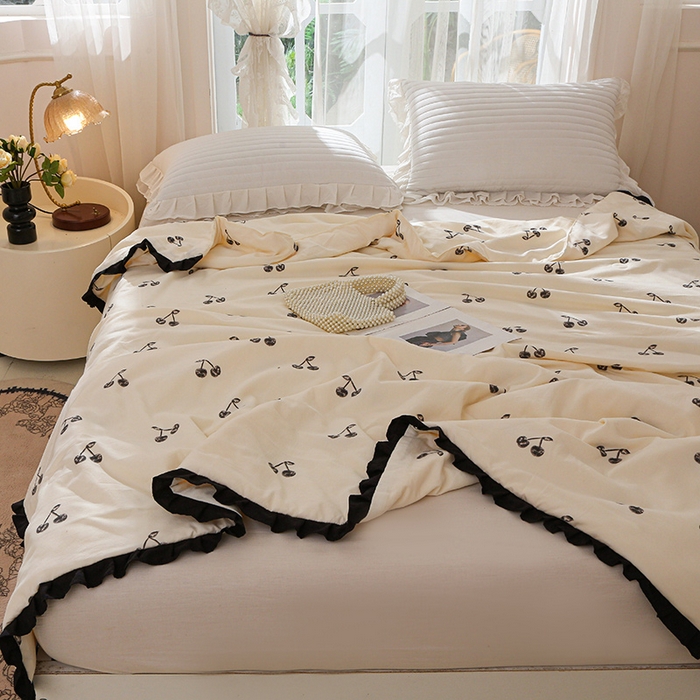 91家纺网 家纺一手货源 找家纺 薇玛仕 2025新款韩版宽边水洗棉大豆夏被赫本风亲肤柔软夏季薄被子 赫本-小樱桃