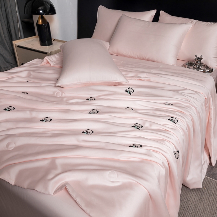 91家纺网 家纺一手货源 找家纺 梦镜家纺 2025新款A类水洗真丝夏被四件套-熊猫 熊猫粉色