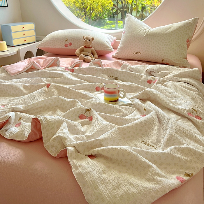 91家纺网 家纺一手货源 找家纺 金梦拉家纺 2025新款A类提花纱布双层纱夏被四件套 夏被-樱桃