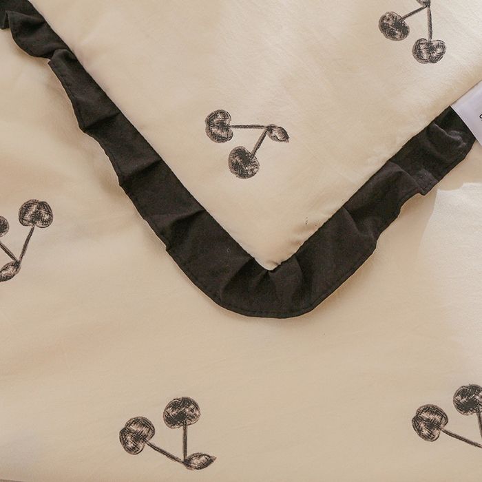 91家纺网 家纺一手货源 找家纺 薇玛仕 2025新款韩版宽边水洗棉大豆夏被赫本风亲肤柔软夏季薄被子 赫本-小樱桃