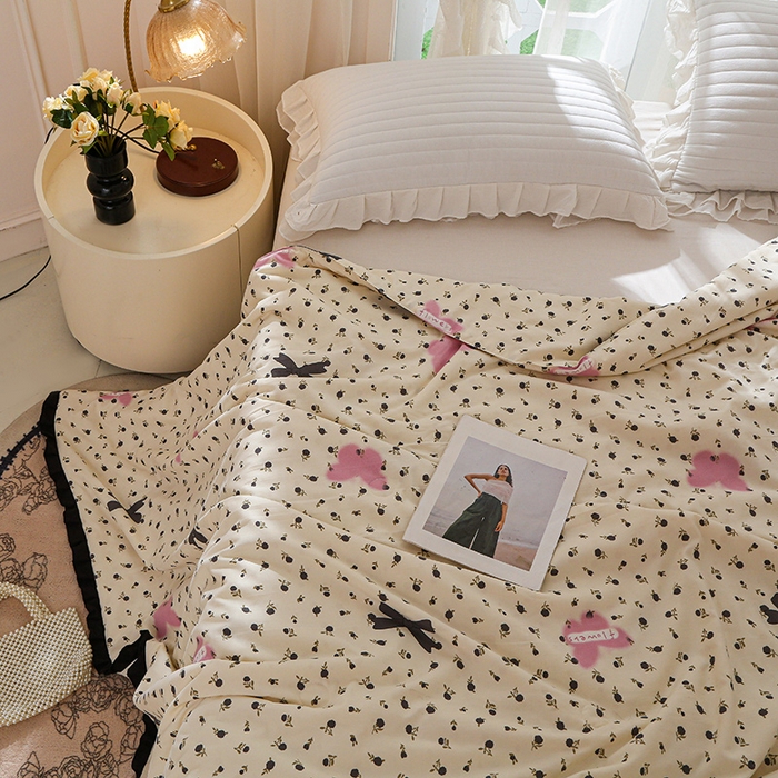 91家纺网 家纺一手货源 找家纺 薇玛仕 2025新款韩版宽边水洗棉大豆夏被赫本风亲肤柔软夏季薄被子 赫本-蝴蝶花
