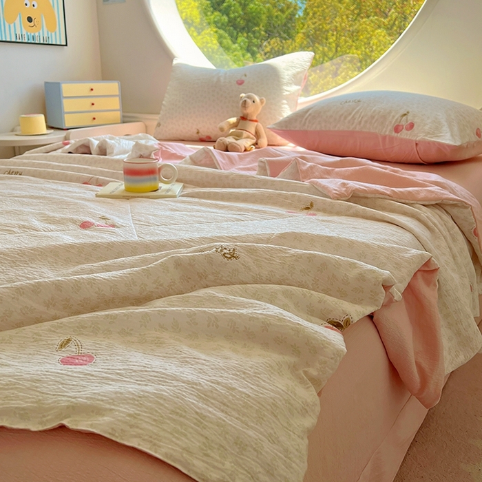 91家纺网 家纺一手货源 找家纺 金梦拉家纺 2025新款A类提花纱布双层纱夏被四件套 夏被-樱桃