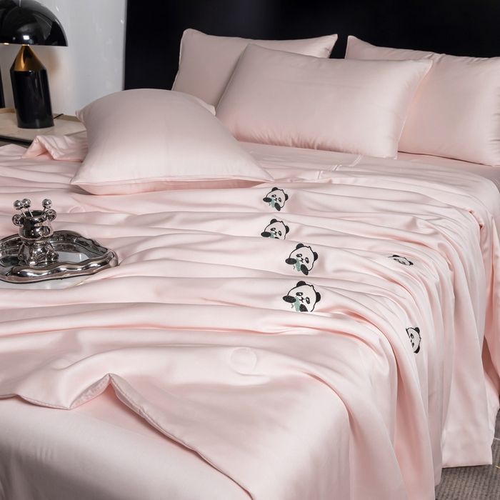 91家纺网 家纺一手货源 找家纺 梦镜家纺 2025新款A类水洗真丝夏被四件套-熊猫 熊猫粉色