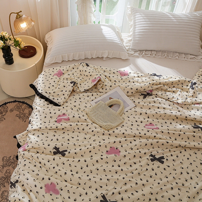 91家纺网 家纺一手货源 找家纺 薇玛仕 2025新款韩版宽边水洗棉大豆夏被赫本风亲肤柔软夏季薄被子 赫本-蝴蝶花