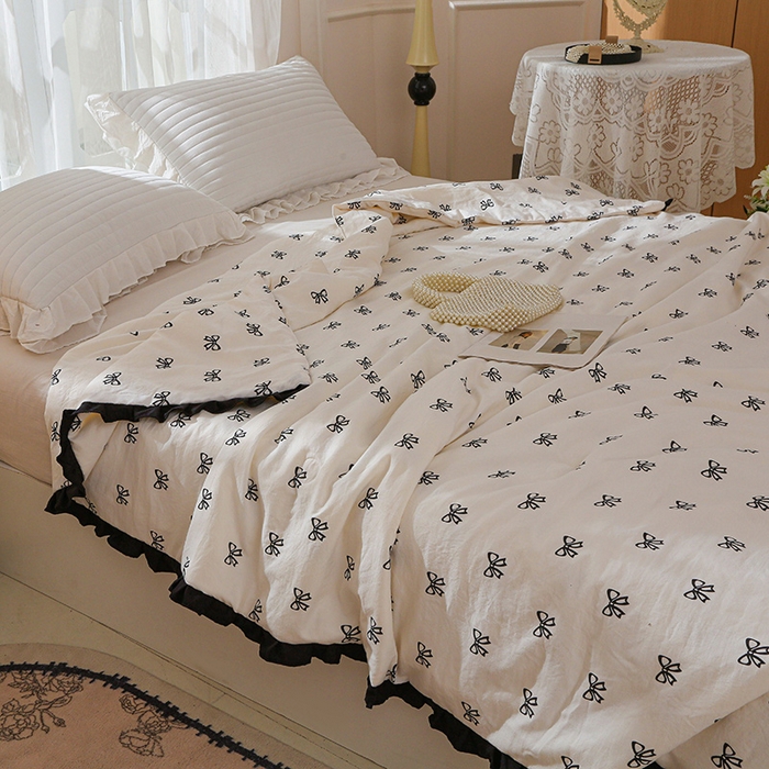 91家纺网 家纺一手货源 找家纺 薇玛仕 2025新款韩版宽边水洗棉大豆夏被赫本风亲肤柔软夏季薄被子 赫本-蝴蝶结